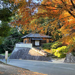 吉祥庵 - 紅葉越しに