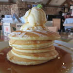 アメリカンパンケーキ
          ＊ 漂白していない国産小麦
          ＊ 四つ葉バター
          ＊ 手立てホイップクリーム
          
          プレーン（メープル・バター）800円
          
          ※ アイスクリームトッピング  ＋200円