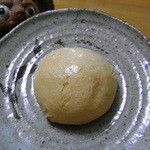 御菓子処 日野屋 - 昨年塩名田店を訪れたということで、サービスでいただいた饅頭