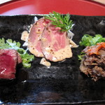 粟 - 左から大和牛のステーキ、ローストビーフの粒マスタード、大和牛のしぐれ煮