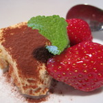 粟 - 左はティラミス、右は奈良の苺「古都華」、真ん中はミントの葉