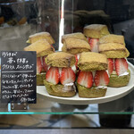 カンノン コーヒー 本山 - 苺と抹茶のクリスマススコーンサンド