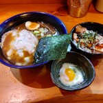 191784902 - 【2022.12.13(火)】醤油ラーメン(並盛・160g)700円＋ミニチャーシュー丼300円