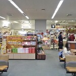 国内線搭乗待合室売店 - 国内線搭乗待合室に併設されています