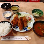 大衆割烹 三州屋 - カキフライ定食［1,600円］、タルタルソース［100円］