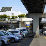 寿司吉 - ①入り方判らない方の為に、正門を入るとすぐ左手に陸橋が見えます、そこが駐車場。奥に見えるのが食堂への入り口