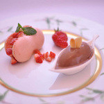 Kuroneko - 苺のマカロンとチョコレートのソルベ