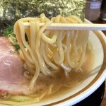 横浜家系ラーメン 三郷家 - 麺リフト。