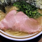 横浜家系ラーメン 三郷家 - チャーシューはスモーク。