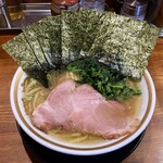 横浜家系ラーメン 三郷家 - ラーメン750円濃いめ多め。海苔増し100円。