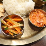 ASIAN RESTAURANT &BAR HALKA - ネパールタリーセット "Nepal Thali Set"（チキンスープカレー，ダルカレー，ネパールサラダ，タルカリ，アチャール，ライス，パパド）「ネパールの伝統的な家庭料理を、少しずつタリー（お盆、大皿の意味）に盛り付けた特別なセットです。油分控えめのあっさりした味付けで、野菜や豆がたっぷり摂れるヘルシーメニューです」※激辛指定，メニュー表記通り
