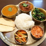 ASIAN RESTAURANT &BAR HALKA - ネパールタリーセット "Nepal Thali Set"（チキンスープカレー，ダルカレー，ネパールサラダ，タルカリ，アチャール，ライス，パパド）「ネパールの伝統的な家庭料理を、少しずつタリー（お盆、大皿の意味）に盛り付けた特別なセットです。油分控えめのあっさりした味付けで、野菜や豆がたっぷり摂れるヘルシーメニューです」※激辛指定，メニュー表記通り