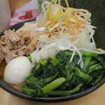 ラーメン 三亀 - ほうれん草