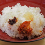 ラーメン 三亀 - ご飯に薬味