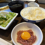 Yakiniku Koshiduka - ワカメスープとご飯(大盛り無料)