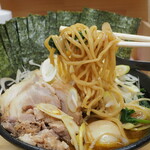 ラーメン 三亀 - 麺リフト （じつは左手で持っている）