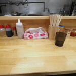 ラーメン 三亀 - 卓上