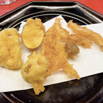 よし村 - ［揚物］白えび・むかご(球芽)・金時芋・ロマネスコ・加賀蓮根
      白えびの風味が良くとても美味しい。