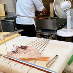 よし村 - ノドグロ背開き、奥の炭火で焼きます。