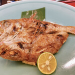 よし村 - ［焼物］のどぐろ塩焼き
      寝かして熟成したと思われるのどぐろを背開きにしています。串に刺し炭火でじっくり焼き上げられました。