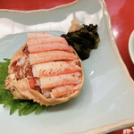 よし村 - ［酢物］香箱がに(ズワイガニの雌)
      大きさはやはり小ぶりです。かにの身の下には、内子(甲羅内部にあるオレンジの卵巣)と外子(お腹にある茶色い粒状の卵)、味噌と身を混ぜたものがたっぷり。奥には金時草。