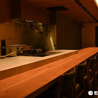 カウンター席が目を引く。本気を感じる臨場感味わえる最高の席