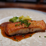 馳走西健一 - 金目鯛のポワレ ちりめんキャベツ 山椒を使ったソース