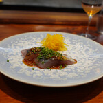 馳走西健一 - 活き締めにした鯵 マスタードソース 黄色人参のキャロットラペ