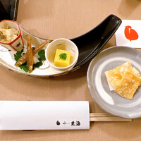 水たき玄海 本店 - 先付け：鶏せんべい
                    前菜：きのこと菊花のおひたし・大久保農園とうもろこし豆腐・わかさぎ山椒煮