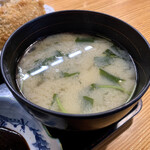 Sakana Taishou - 味噌汁は定番の海鮮風。
                      ワタリガニの小さいのが入っている。