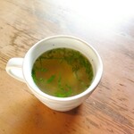 けや木 - ランチのスープ。刻んだ野菜や豆腐がたくさん入ってマス