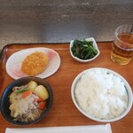 Saisai Shokudou - 黒毛和牛のカレーコロッケ、肉じゃが、ほうれん草のごま和え、ご飯大