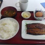 四日市ヒモノ食堂 - 卵かけご飯にしました。海苔付