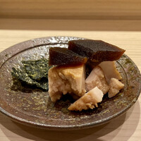 鮨処たけ原 - 余市あん肝 奈良漬け 有明海苔の煎餅
                    お店裏で揚げ物をしている音が、お鮨屋さんで揚げ物？
                    海苔煎餅の準備中だったのですね。
                    あん肝に奈良漬けは鉄板、そこに揚げた海苔煎餅を組み合わせるのが良かったです！