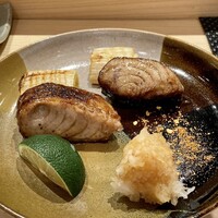 鮨処たけ原 - 鮪の頭肉に深谷ネギ
                      ねぎまです♪
                      鮪の頭の肉を使ったのは良いですね、タレの味付け良くとても美味しい！
                      添えた島唐辛子がピリリとして、頭肉にも深谷ネギにも合います♪