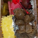 有限会社 九十九鶏本舗 - 特製九十九鶏弁当(大盛)の変わらぬ副菜類(R3.3.24撮影)