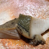 くるますし - ③蒸し黒鮑(愛媛県二神島産、雌)、肝ソース添え
                      お酒等を加えず6時間蒸した黒鮑は弾力を残した軟らかさ、豊かな磯の香りと旨みがあります
                      肝(卵巣)ソースで更に香りとコクが加わります