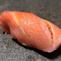 くるますし - ⑪本鮪大トロ(北海道戸井産、38kg)
                    複雑にサシが入っており、艶々とした脂が今にも溶けだしそう
                    人肌よりも温かめのシャリが、脂を活性化させ、旨みに華やかさと奥行きを与えています