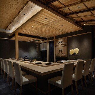 開放感あるオープンなカウンター席。