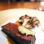 蒼 - 但馬フィレ肉の炭火焼き。奥には原木のまいたけをローストして。