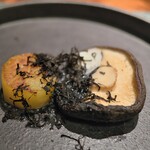 蒼 - ﾊﾞﾀｰの香りふんだん、じゃがいもキタアカリと原木椎茸、黒トリュフふりかけて。