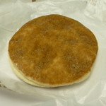 虎彦製菓 - 2013.06 外観から最中とばかり思っていたら、どら焼きっぽい生地。