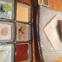 鉄板焼 濠 - タレの種類がたくさん。どれも本当に美味しいけど目の前で剃られた生わさびはやはり最高でした