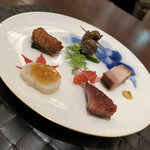 家寶 跳龍門 - 豚肉:表面が少しサクッと無駄な味付けのない脂のうまみ。上品な中華風とんかつ。焼豚:こちらもとろける脂の旨味甘くほんのり香辛料の香り。こんな丁寧な仕込みがされた焼豚はここでしか食べられない気がします。