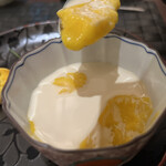家寶 跳龍門 - マンゴープリンはマンゴーそのままをプリンにしたよう(果肉入り)。甘過ぎないミルクソースを添えて