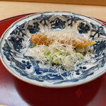 喰切料理 八方 - からすみを揚げたやつ。ネギやレタスの酸味と、たくさんのチーズ。温かいねっとりとしたからすみが、最高すぎて困る。