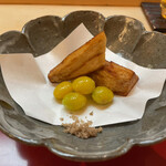 喰切料理 八方 - えび芋と銀杏。そういえば去年は永代さんで、これ食べたなぁ。とりあえず、ここでお腹いっぱいなのを必死で隠す。。