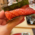 喰切料理 八方 - 席に着いてから冊から切って、少しの時間、漬けていた。いやまてまて、すごい鮪だなこれ。