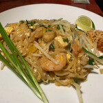 Asian Dining Chang - パッタイ。この細長いの、レモングラス？大胆。