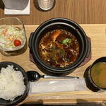 洋食屋伊勢十 - 土鍋煮込牛タンシチューにサラダとご飯&味噌汁